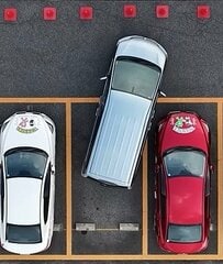 【教習指導員のドライブテク】「見てこのすき間！」ミラーでわずか1cm…手に汗握る駐車場脱出テクに脱帽！