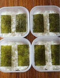 「この発想はなかった！」断面が美しい肉巻きフライを詰めた【のり弁】が話題　ご飯の上におかずをたっぷりのせた「タッパー弁当」がおいしそう！