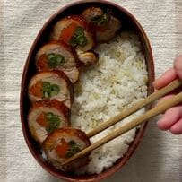 【息子弁当】断面が美しい「チキンロール」メインのお弁当が話題　お花の形のたまご焼きや野菜の副菜入りでボリューム満点！
