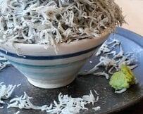 静岡県の道の駅で味わう「しらすどっさり丼」とは？インパクト抜群のグルメに「幸せいっぱい」「出汁が濃厚」