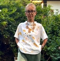 【60代のリメイク術】何でもない白Tシャツがお洒落に変身！ダメージ×ゴールドペイントがセンス抜群
