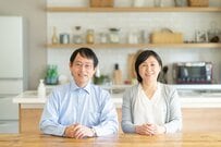 【最新】男性「60〜64歳」の平均年収は604万円に。年金は平均でいくら？就業率は過去最高