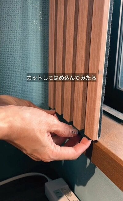 吸音パネルをカットして窓枠にはめ込んでいく様子