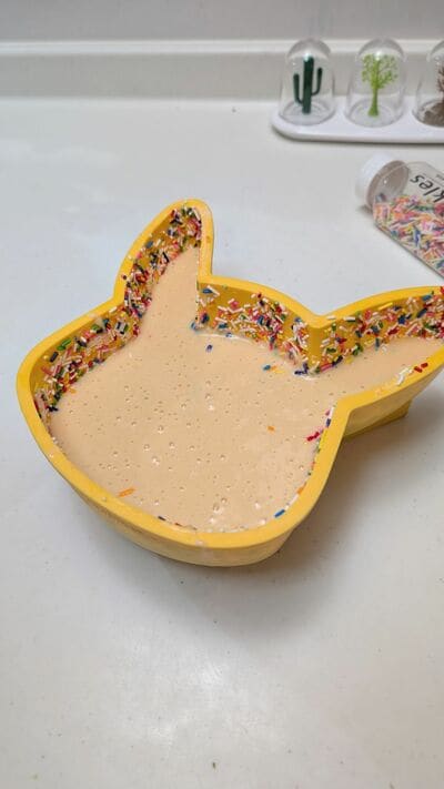 生地を流し込んだケーキ型