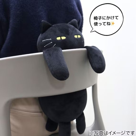 前足がフックのように椅子の背もたれに引っかかるユニークなデザイン
