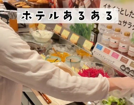 ホテルの朝食ビュッフェできれいに盛り付けようとがんばるけど…その後の「あるあるな展開」に思わず納得