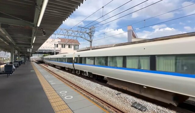 「昔から撮影スポットで有名」全ての列車が「最高速度で通過する」国内最強の在来線区間が大阪にあった！
