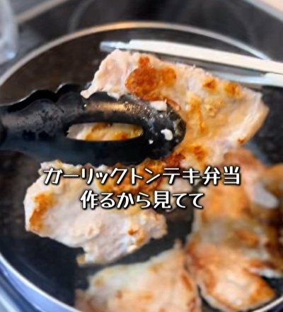 同棲カップルの彼女が作るパンチをきかせた【ガーリックトンテキ弁当】甘めの卵焼きとの組み合わせがたまらない…