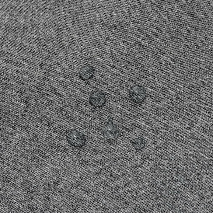 生地の表面には撥水加工と水性汚れに対する防汚加工付き