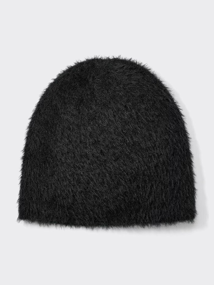 冬コーデのアクセントとしてあわせやすく、色違いで揃えても◎