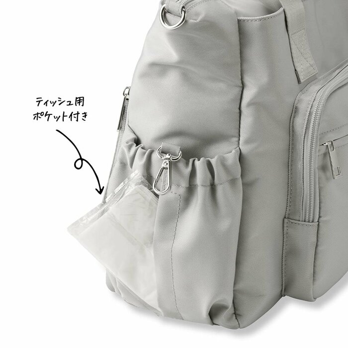 ゴム入りポケットには飲み物や折り畳み傘を入れられます