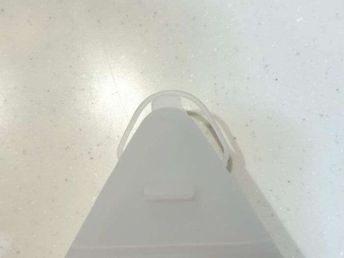 型の上部にバンドが付いています