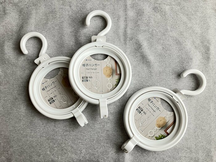 ダイソーの「帽子ハンガー」は、ニット帽やマフラーなどの収納にとても便利