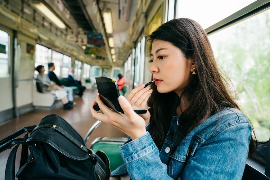 隣の女性に目をやると鏡とにらめっこ？電車内で化粧をする女性とマナーの本質