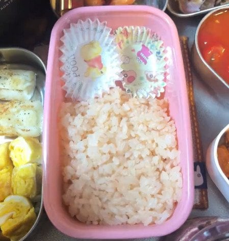 「私にも作ってほしい」元料理人の父が女子高生の娘に作る【チリトマト焼肉弁当】ご飯の上までおかずたっぷりでおいしそう！