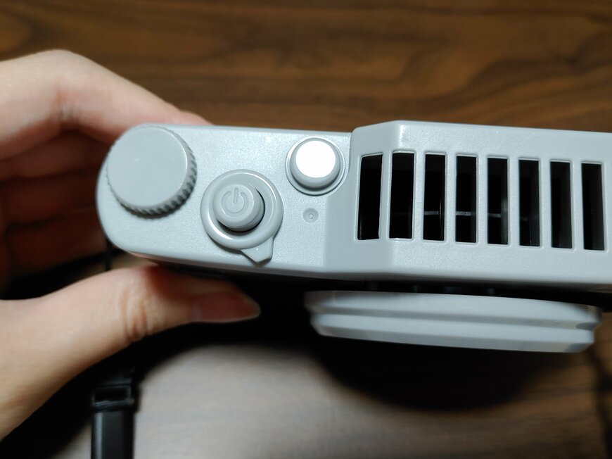 筆者撮影（ダイソー、カメラ型ハンディファン）