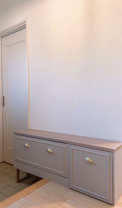 「おしゃれで可愛い」殺風景な玄関の壁を腰壁風にリメイク！海外風の空間に大変身