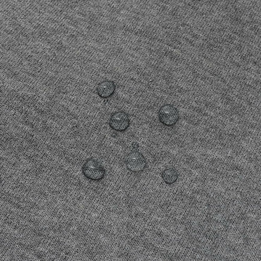 生地の表面には撥水加工と水性汚れに対する防汚加工付き