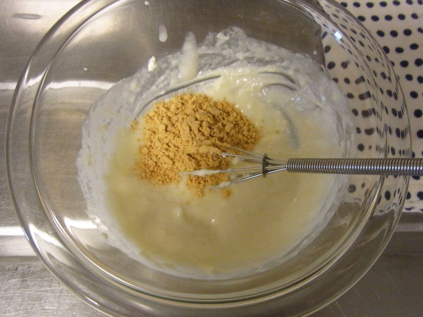 やわらかくなったクリームチーズを混ぜながら甘酒を少しずつ加え、さらにきなこも加える