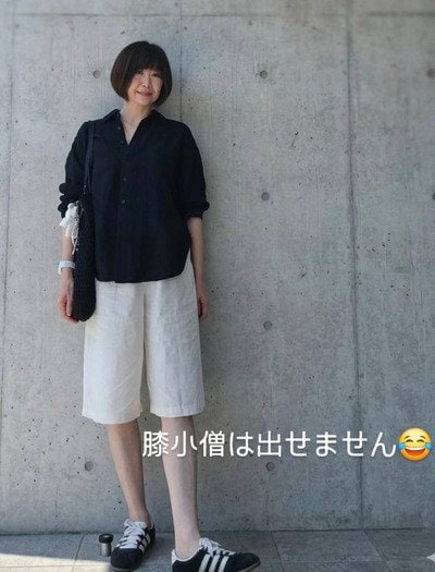 【60歳マダム】ホワイトの〈ハーフパンツ〉をおしゃれに着こなす！上品＆スタイリッシュな爽やかモノトーンコーデが素敵