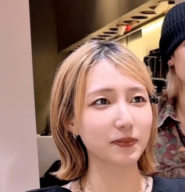 【大変身】伸びた根元をどうにかしたい女性→ケアブリーチとWカラーでまろやかなハイトーンヘアにイメチェン！