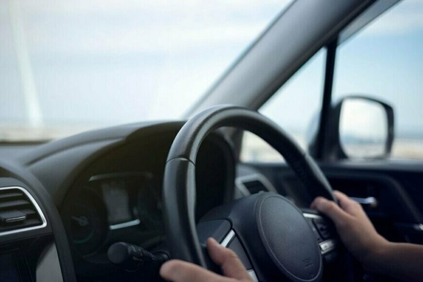 道路を走行する「軽トラックの荷台」に思わず二度見　とんでもない状態に「警察が止めてしまうかも…」