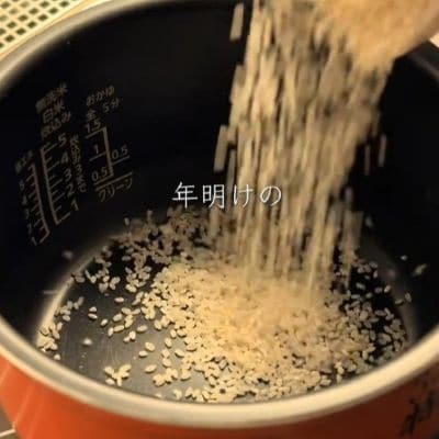 余ったお餅×炊飯器で作る「おこわ弁当」！ネギやたくあん、大葉などトッピングに変化をつけて5食分の弁当にアレンジ