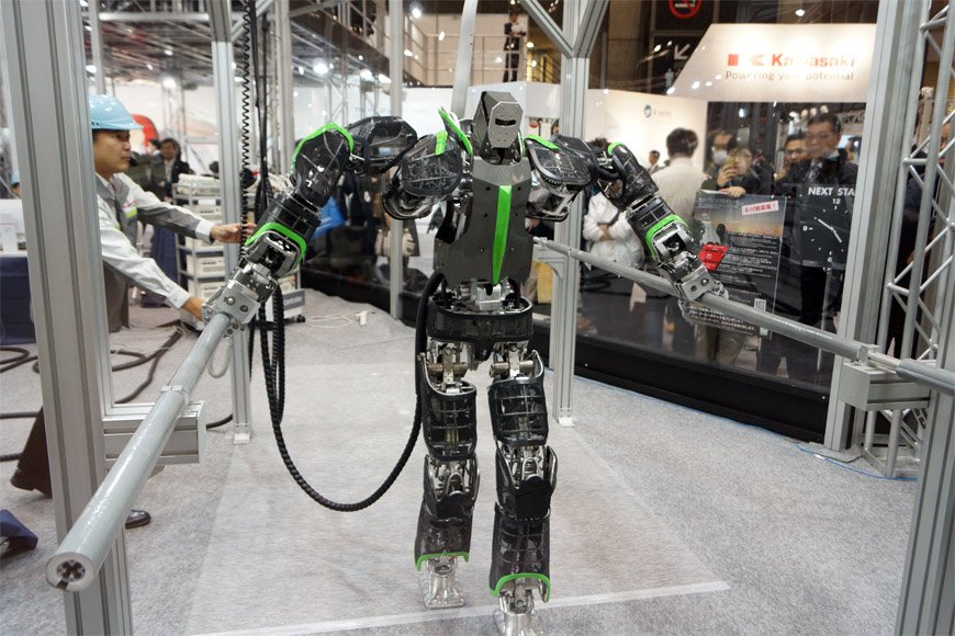 手すりにつかまり2足歩行するカワサキのロボ