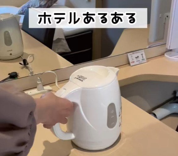 ホテルの電気ケトルに水を入れようとしたら…「よくある出来事」にさまざまな対応策が集まる