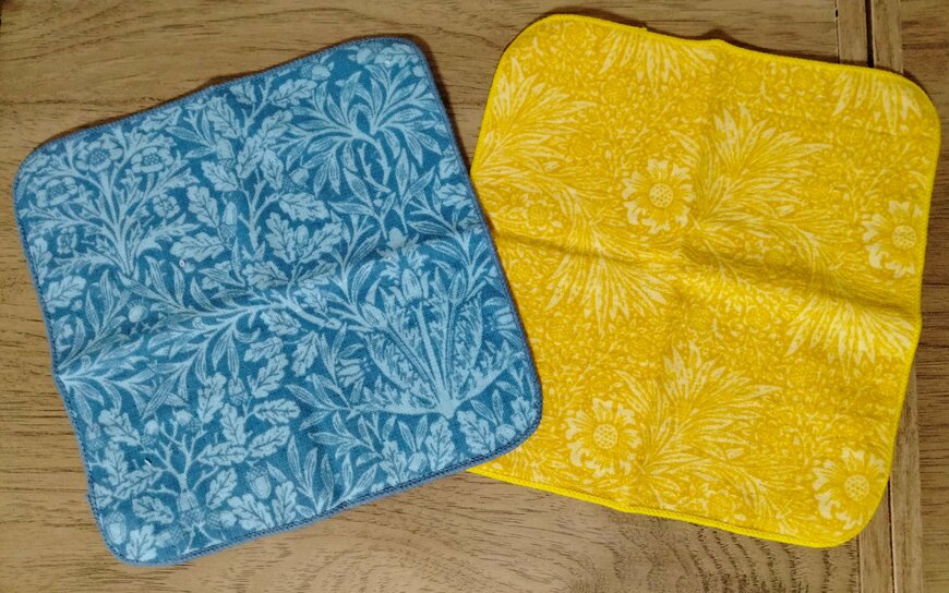 筆者撮影（セリア、タオルハンカチ ウィリアム・モリス）