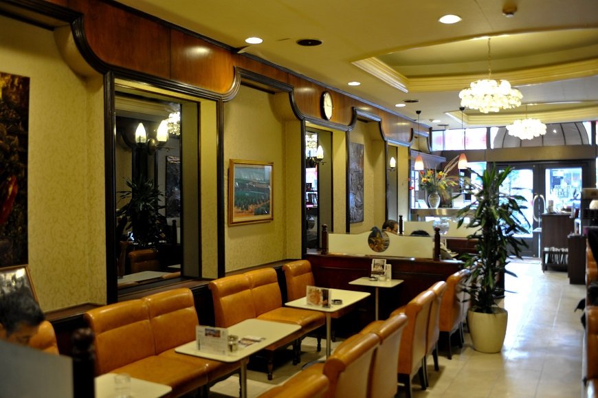 銀座8丁目の新橋に近い銀座通り沿い。大きめの椅子はゆったりくつろげる