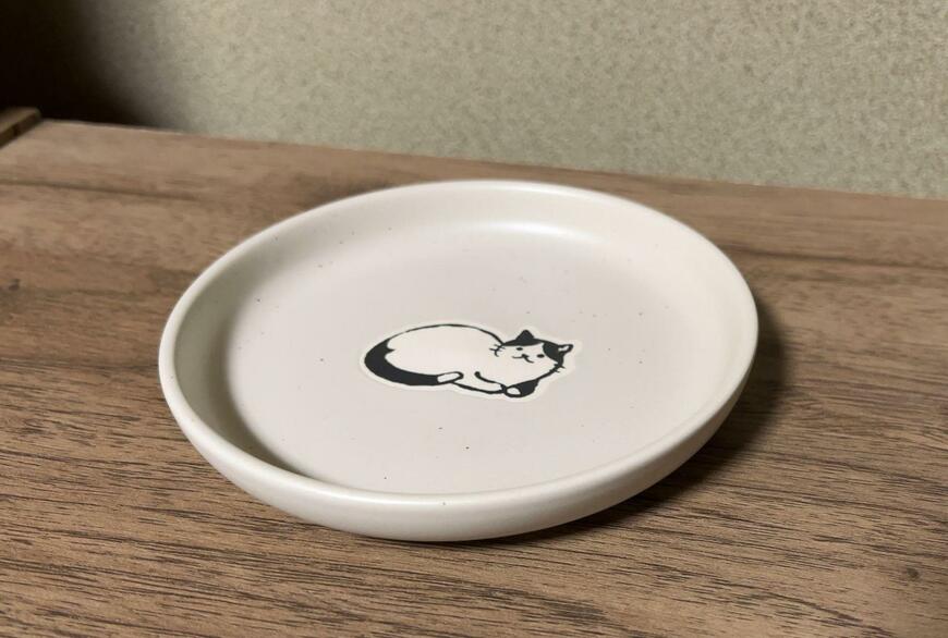 筆者撮影（セリア、プレート　モノトーンねこ）