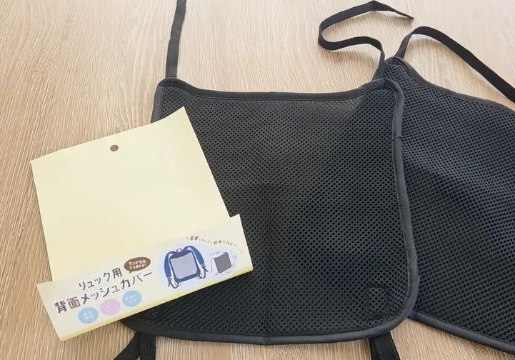 【100均】セリアの“リュック用背面メッシュカバー”2枚で巾着ショルダーバッグが完成！ワッペンを付けた黒バッグに約1万6000回再生