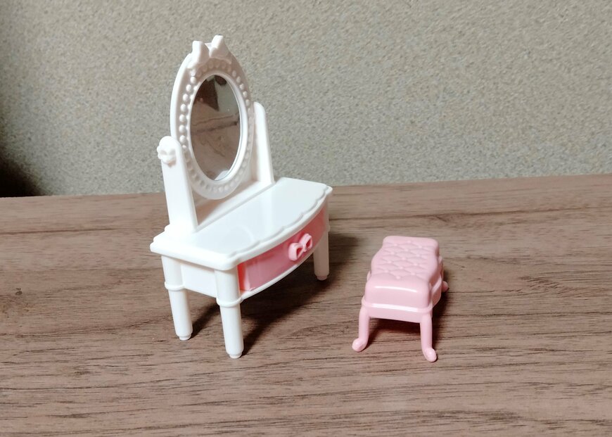 筆者撮影（キャンドゥ、ミニチュアベッド＆ドレッサー）