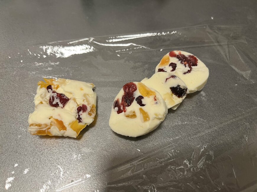 ラップに置かれたフルーツバター