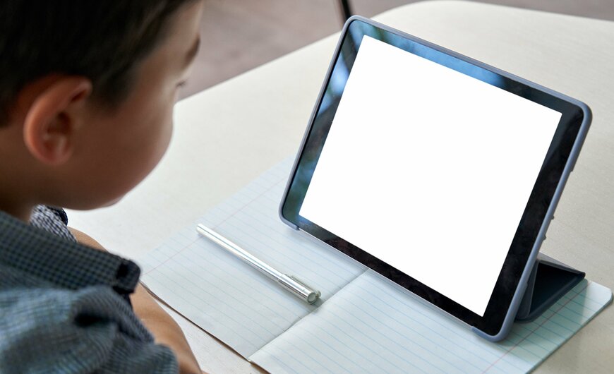 タブレットで授業を受ける子どものイメージ