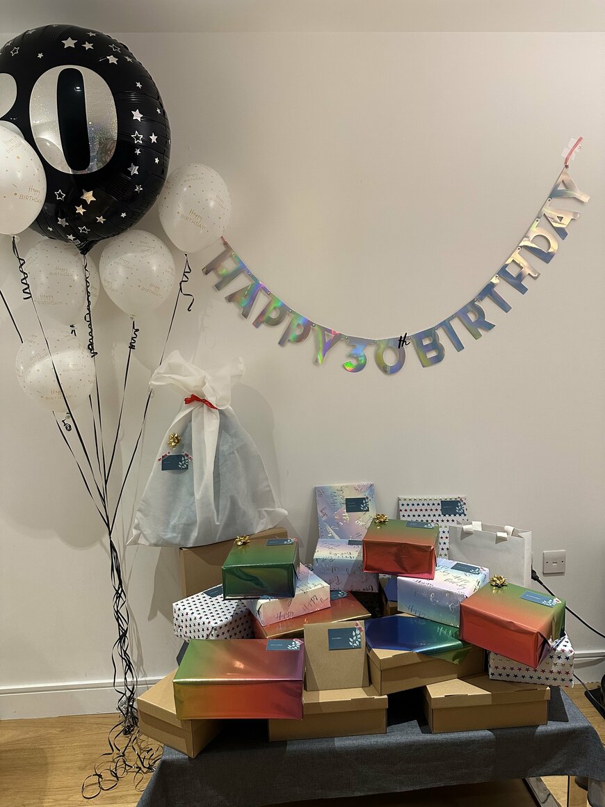 30歳の誕生日を祝う飾りつけとプレゼント