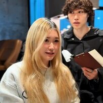 「スペインの美容室でブリーチしたら色ムラになってしまった」　留学中の女性がリタッチとカラーでお直し！より美しく大変身！