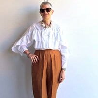 【海外マダム】白シャツを「イン」したらこれは正解！ ハイウエストパンツでスタイルアップ