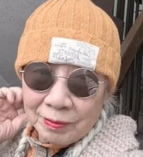 【72歳のマダム】個性派“オーバーオール”の着こなしが話題　こなれたワントーンコーデに「きまってる」「かっこいい！」と絶賛の声
