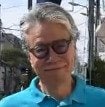 【73歳イケオジ】ブルーのポロシャツが主役の「爽やかコーデ」がおしゃれ！ロマンスグレーが映えるシンプルで上品な着こなしが素敵