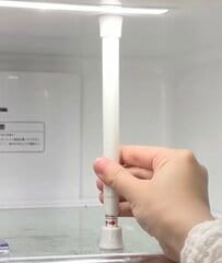 「真似したい！」キッチンの収納に突っ張り棒を実際に導入してみた。シンク下や冷蔵庫に設置し、食品ストックやキッチンペーパー、ペットボトルを整理する実用テク