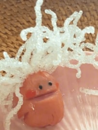 【春雨の白髪！ソーセー人】春雨とソーセージで作ったキャラクターの「鶏チリ弁当」が美味しそう過ぎる！