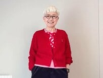 【70代マダム】「赤トップス」で華やか秋コーデを披露。しまむら・UNIQLOを取り入れた大人の着こなしが素敵
