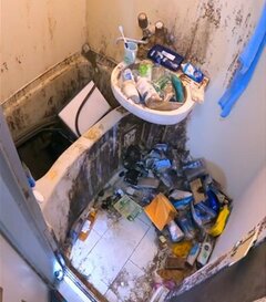 「これはみてて気持ちいい」一人暮らしミュージシャン宅の黒カビだらけのお風呂→真っ白な浴室に大変身！反響続々