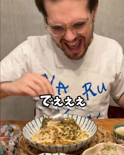 楽しそうにパスタをかき混ぜるイタリア人