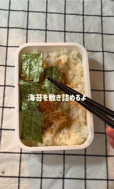 海苔を敷き詰めたご飯が仕上がっていく