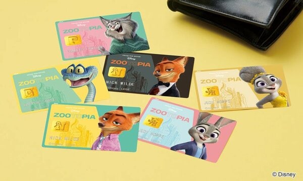 スマホや小物に挟むだけでおしゃれな「クレジットカード風ステッカー」