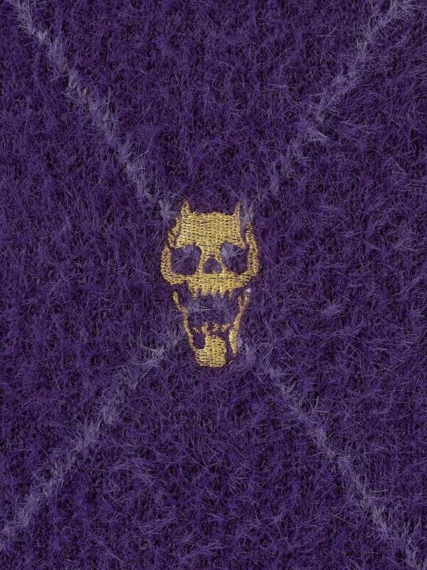 キラークイーン」のモチーフをワンポイント刺繍で表現