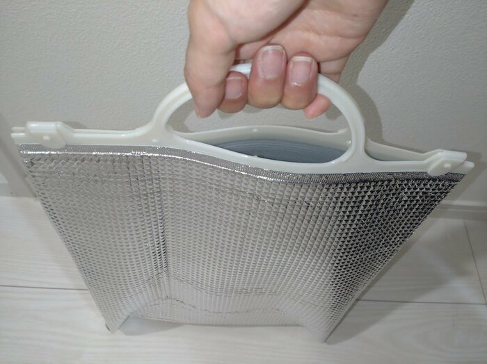 保冷エコバッグをもったところ